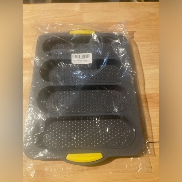 silicone loaf pan. Can make 4 loads at a time. Brand new & never used - Picture 1 of 3